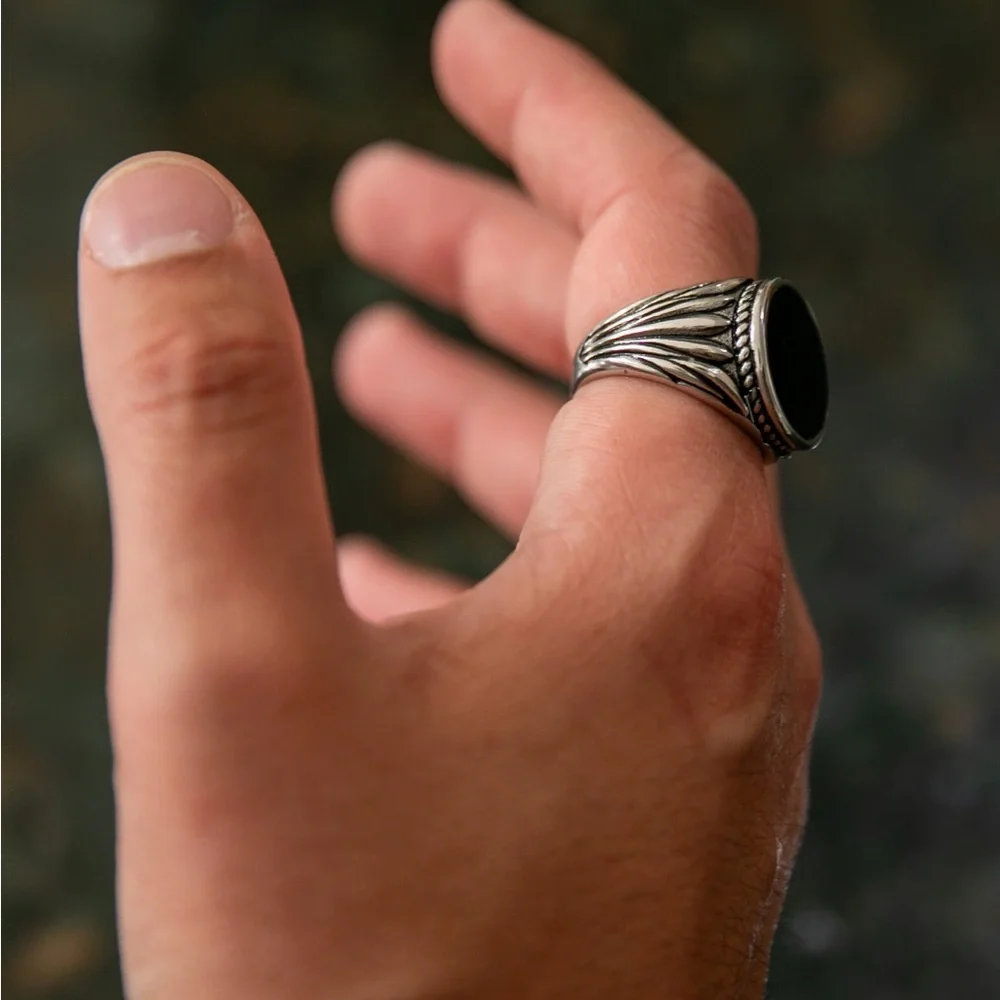 18k Silver Onyx Ring - Picture 5 of 8